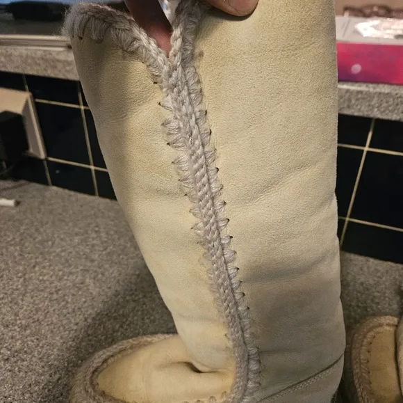 MOU Eskimo 40 boots size 6 vanilla color