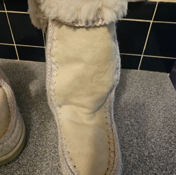MOU Eskimo 40 boots size 6 vanilla color