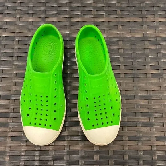 Native Jefferson shoes, junior size 1￼