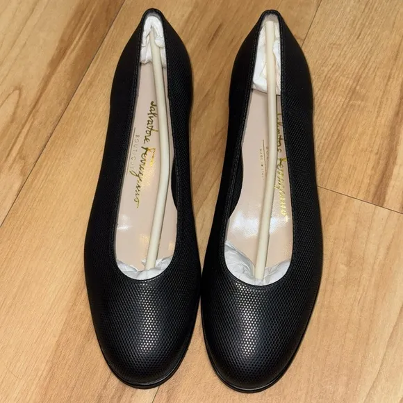 NEW Authentic Salvatore Ferragamo Womens Black Leather Ballet Flats Size 7