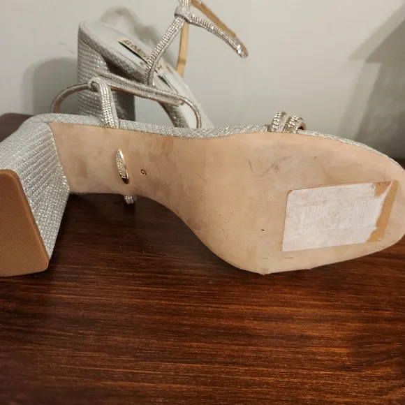 New Badgley Mischka Rebekah Firey Platinum Silver Block Heels Size 9
