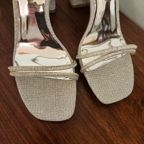 New Badgley Mischka Rebekah Firey Platinum Silver Block Heels Size 9