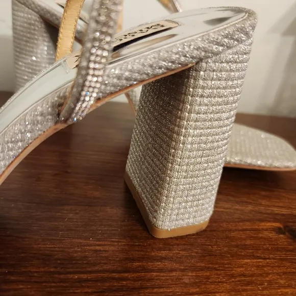 New Badgley Mischka Rebekah Firey Platinum Silver Block Heels Size 9
