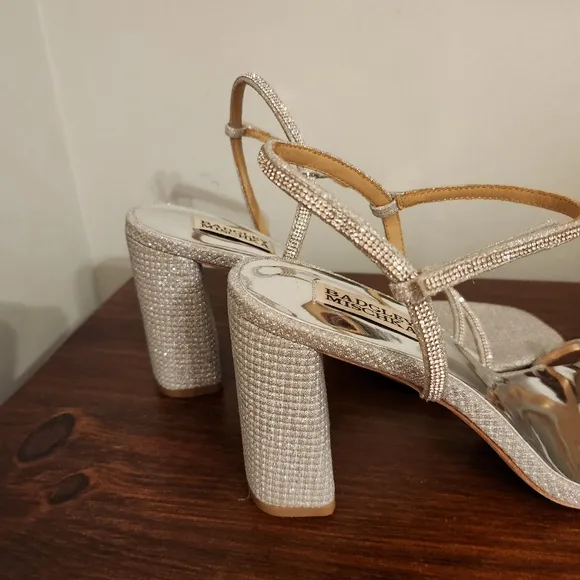 New Badgley Mischka Rebekah Firey Platinum Silver Block Heels Size 9