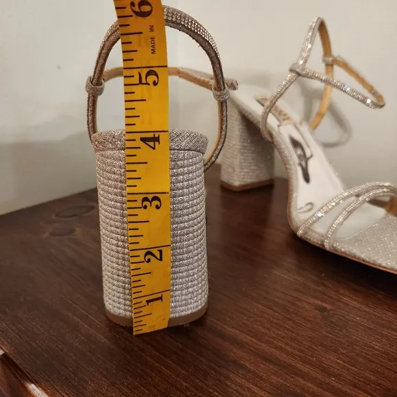 New Badgley Mischka Rebekah Firey Platinum Silver Block Heels Size 9