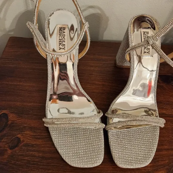 New Badgley Mischka Rebekah Firey Platinum Silver Block Heels Size 9