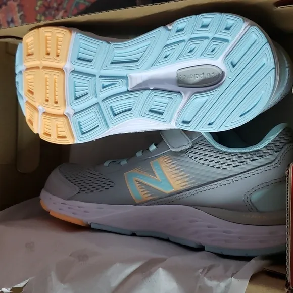NEW Balance Girls Sneakers 👟