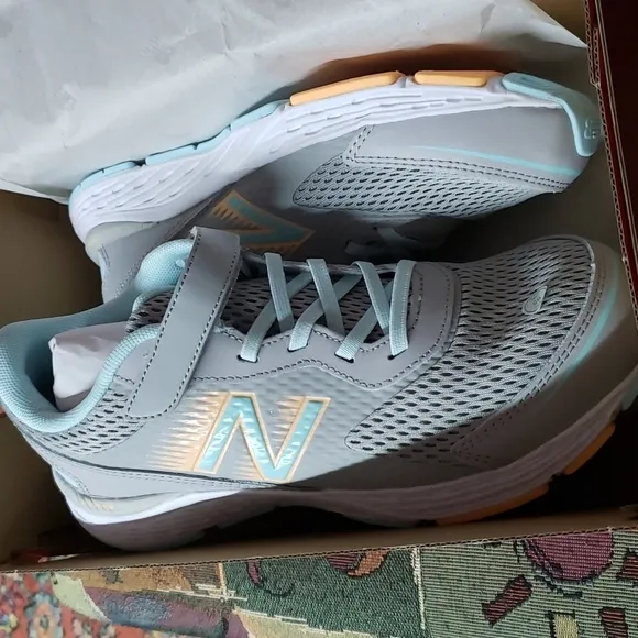 NEW Balance Girls Sneakers 👟