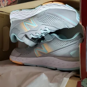 NEW Balance Girls Sneakers 👟