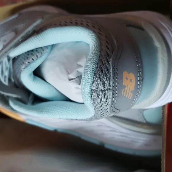 NEW Balance Girls Sneakers 👟
