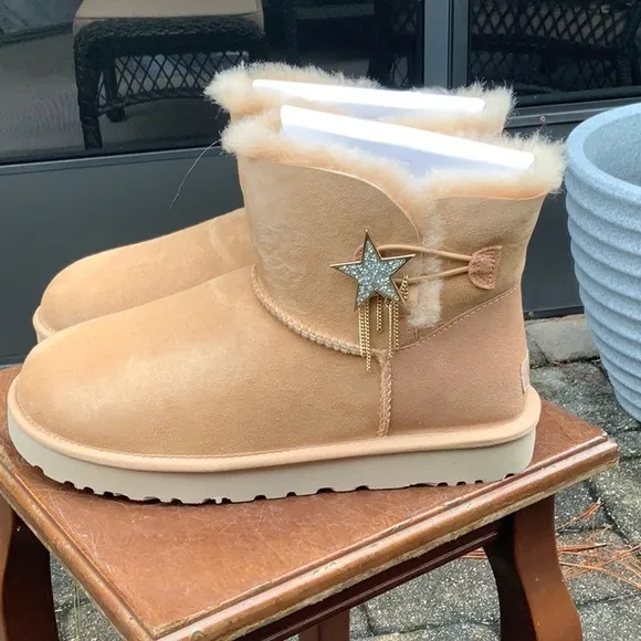 NEW IN BOX UGG AUSTRALIA MINI BAILY STAR BOOTS, SIZE 10
