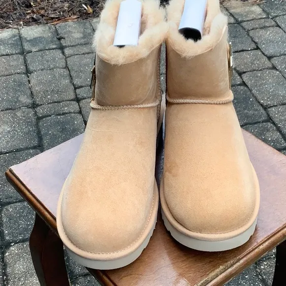 NEW IN BOX UGG AUSTRALIA MINI BAILY STAR BOOTS, SIZE 10