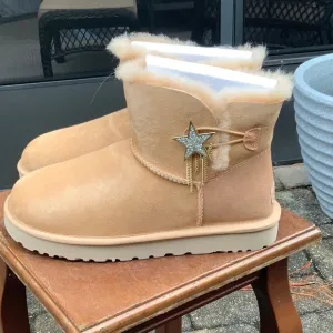 NEW IN BOX UGG AUSTRALIA MINI BAILY STAR BOOTS, SIZE 10