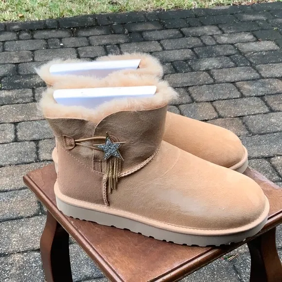 NEW IN BOX UGG AUSTRALIA MINI BAILY STAR BOOTS, SIZE 10