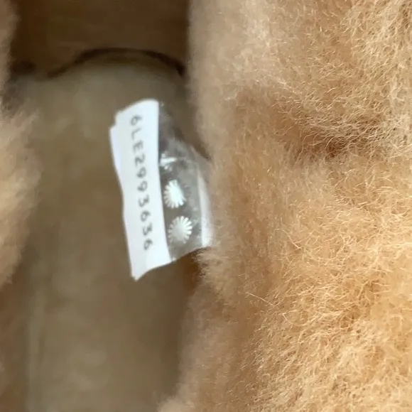 NEW IN BOX UGG AUSTRALIA MINI BAILY STAR BOOTS, SIZE 10