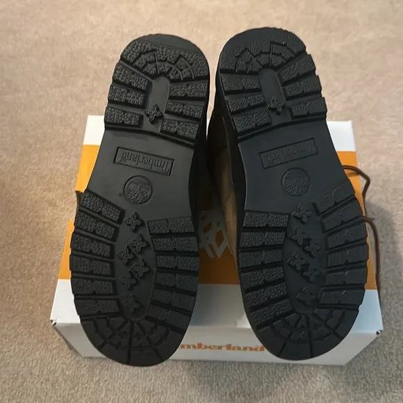 New never worn size 11.5 toddler/little kid timberland boots