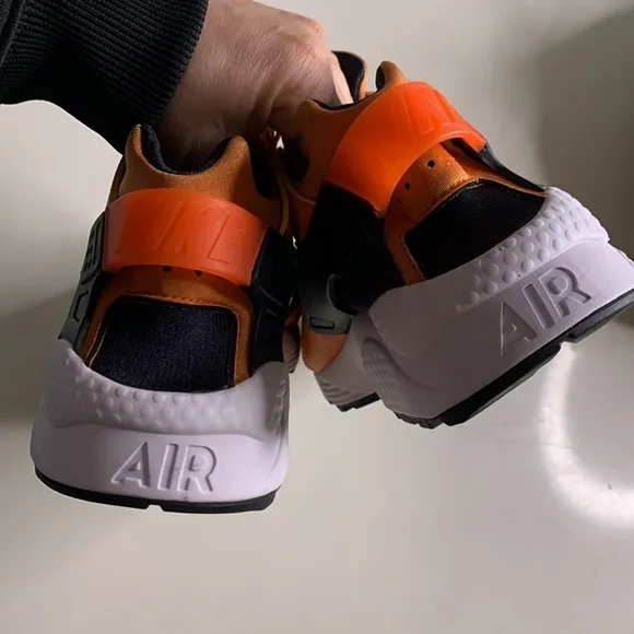 New Nike Air Huarache Hot Curry Black White Orange M 9.5 W 11 sneakers