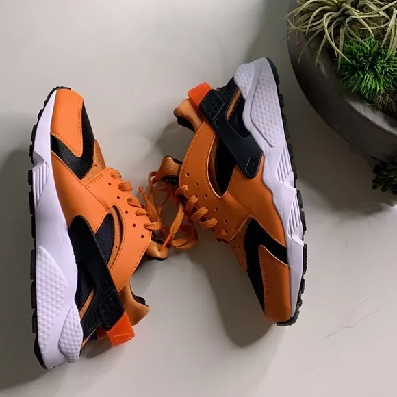 New Nike Air Huarache Hot Curry Black White Orange M 9.5 W 11 sneakers