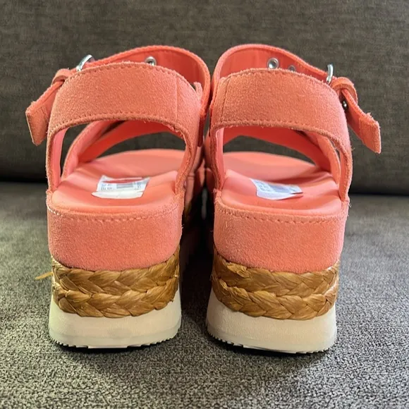 New UGG Aubrey Ankle Sandals Women’s Size 8 in Vibrant Coral