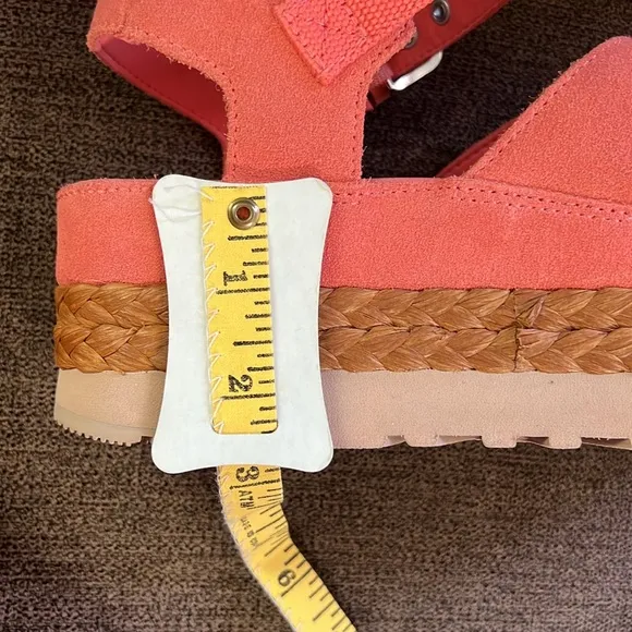 New UGG Aubrey Ankle Sandals Women’s Size 8 in Vibrant Coral