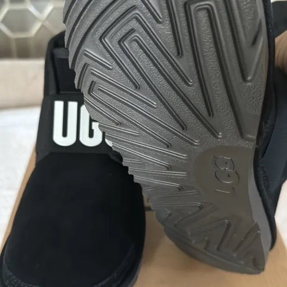 New Ugg Boots. Black.