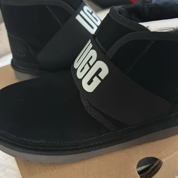 New Ugg Boots. Black.