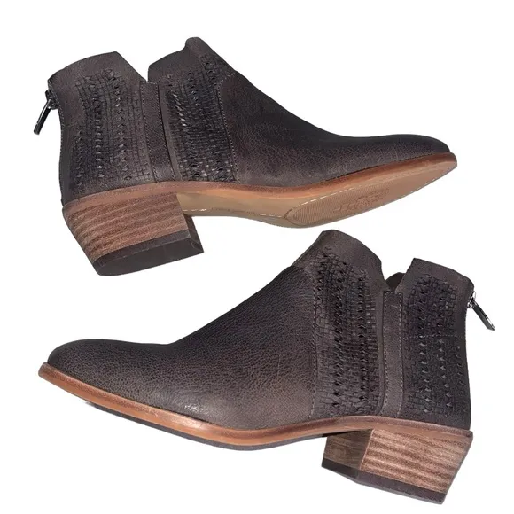 NEW Vince Camuto Gray Leather Patellen Booties Ankle Boots Shoes size 7.5 38