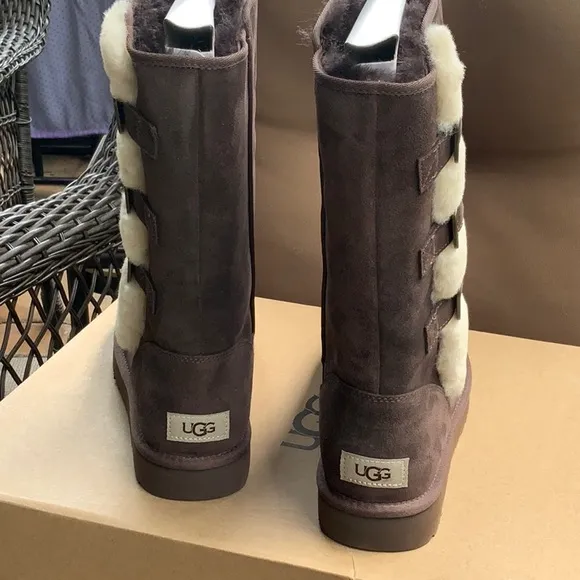 NEW WITH BOX UGG KLEA BOOTS, CHOCOLATE, SIZE 10