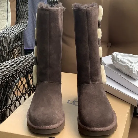 NEW WITH BOX UGG KLEA BOOTS, CHOCOLATE, SIZE 10