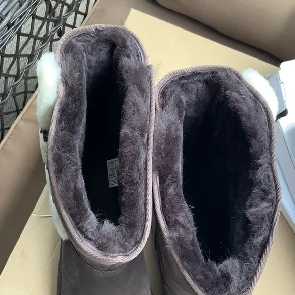 NEW WITH BOX UGG KLEA BOOTS, CHOCOLATE, SIZE 10
