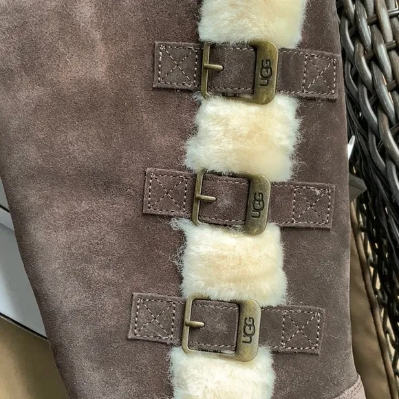 NEW WITH BOX UGG KLEA BOOTS, CHOCOLATE, SIZE 10