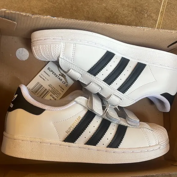 NIB Adidas Superstar Sneakers! Youth 2.5