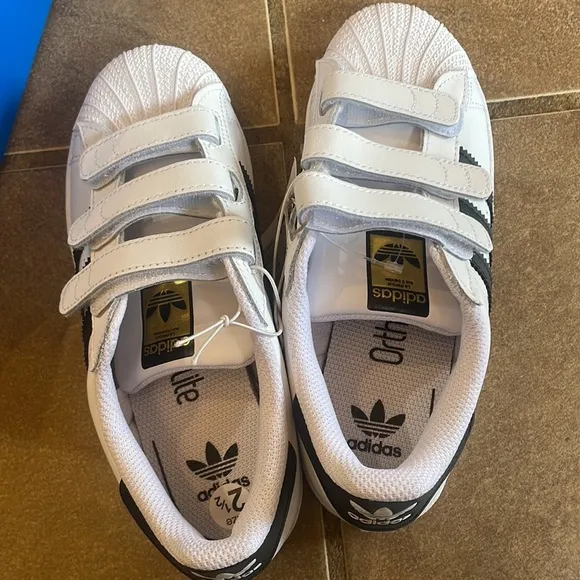 NIB Adidas Superstar Sneakers! Youth 2.5