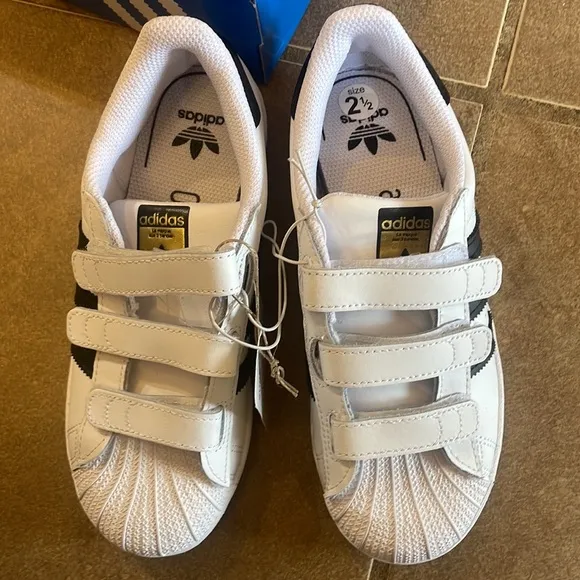 NIB Adidas Superstar Sneakers! Youth 2.5