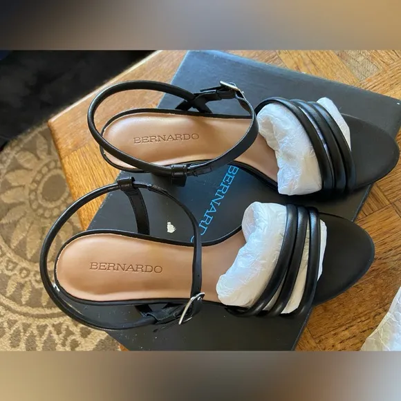 NIB Bernardo Noor Heels, black, 7.5