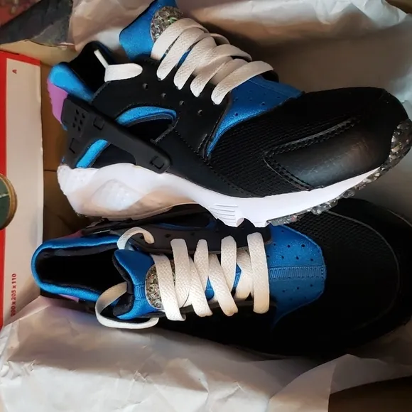 NIKE Air HuaracheRun Girls Sneakers size 6.5