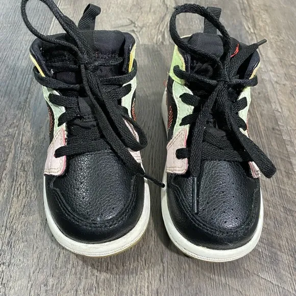 NIKE Air Jordan 1 Mid SE Sneakers - Glow in the Dark