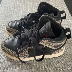 Nike Air Jordan 1 Retro Premium GS Black Elephant kids unisex hitop sneakers