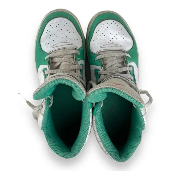 Nike Air Jordan Flight  Unisex‎ Kids Size - 2Y White and Mint Green