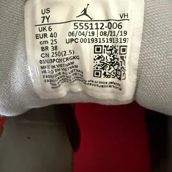 NIKE AIR JORDANS Mid Rise Unisex 7 Y metallic silver and sunrise EUC