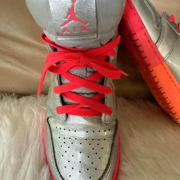 NIKE AIR JORDANS Mid Rise Unisex 7 Y metallic silver and sunrise EUC