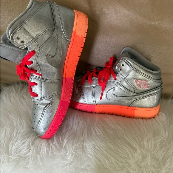 NIKE AIR JORDANS Mid Rise Unisex 7 Y metallic silver and sunrise EUC