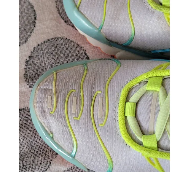 Nike Air Max Plus G's Light Blue Volt Youth Tennis Shoes Size 6.5