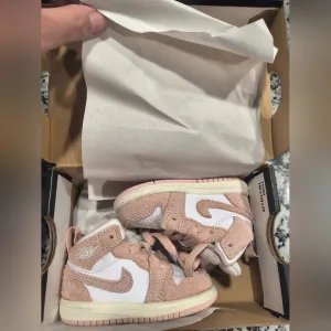 Nike Baby Sneakers in Pink and White Sz 4c