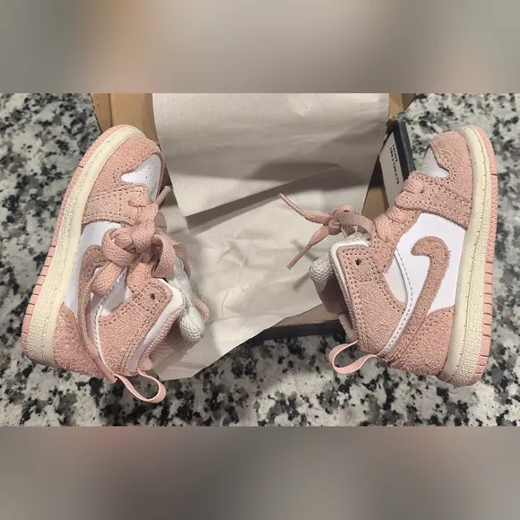Nike Baby Sneakers in Pink and White Sz 4c