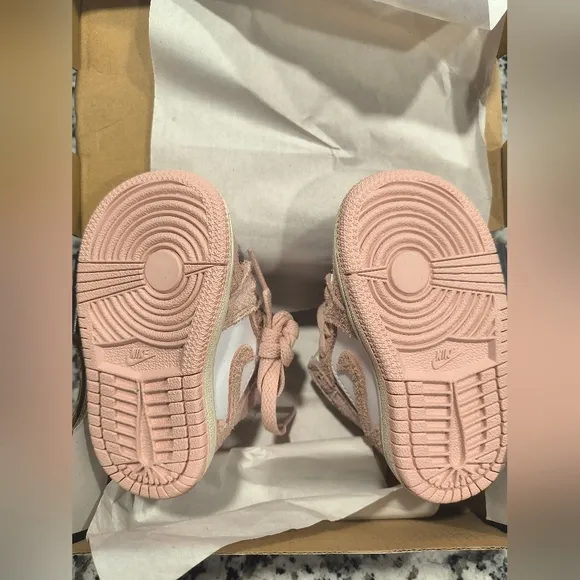 Nike Baby Sneakers in Pink and White Sz 4c