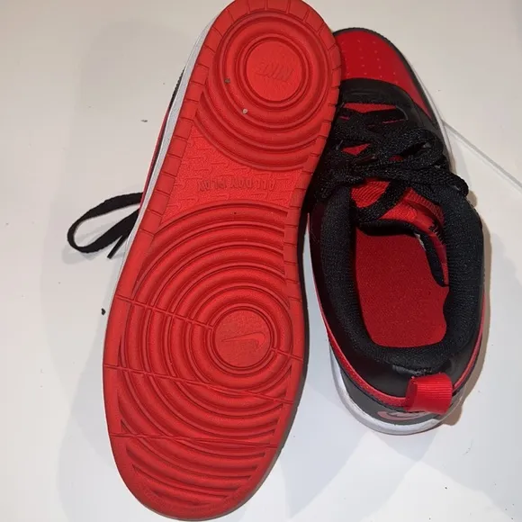 Nike - Court Vision Low sneakers in black and red