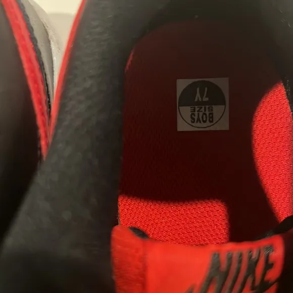 Nike - Court Vision Low sneakers in black and red