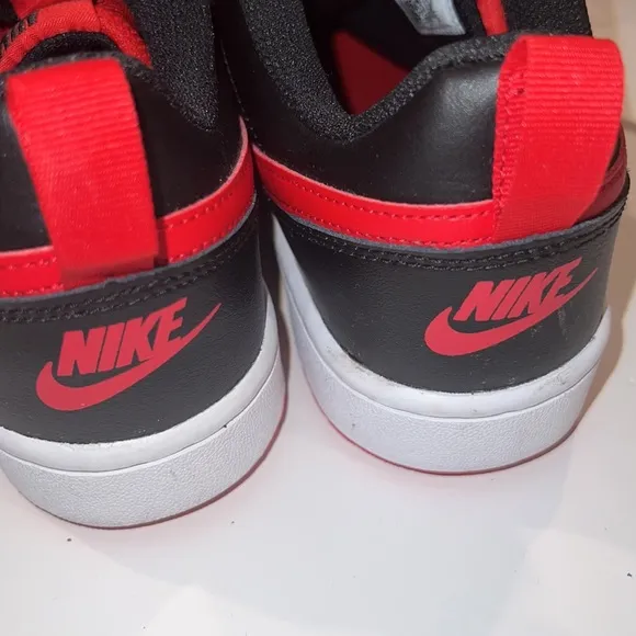 Nike - Court Vision Low sneakers in black and red
