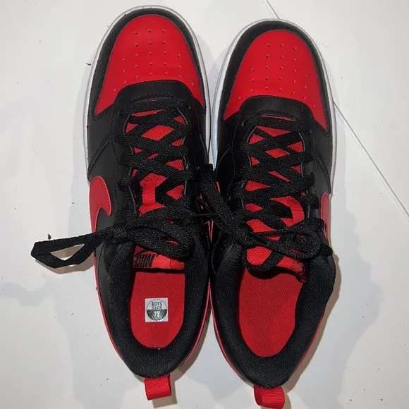 Nike - Court Vision Low sneakers in black and red